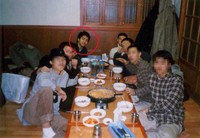 最近、韓国のあるオンラインコミュニティー掲示板に、友達と一緒にトッポギ屋にいる高校生時代のイ・スンギの写真が掲載され、注目が集まっているという。写真=オンラインコミュニティー